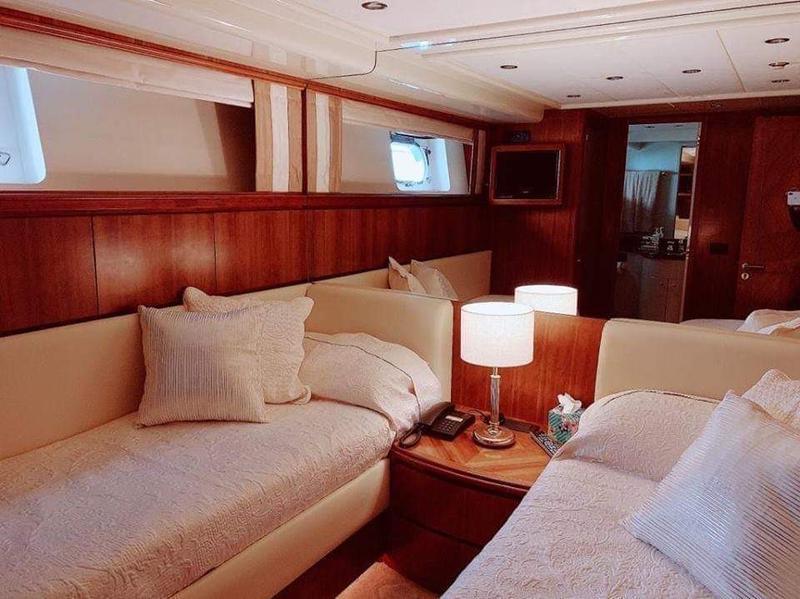 Book yachts online - motorboat - Falcon 92 - Lucy Pink - rent