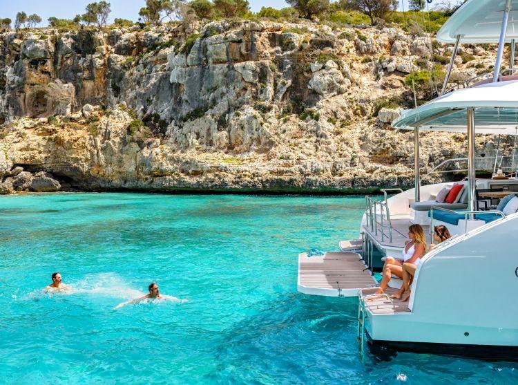 Book yachts online - catamaran - Lagoon 55 - Hydrus - rent