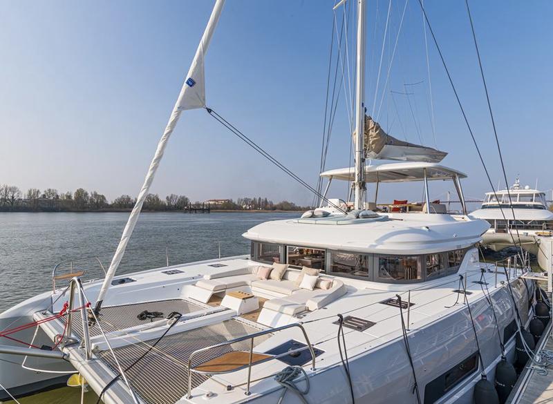 Book yachts online - catamaran - Lagoon 55 - Hydrus - rent
