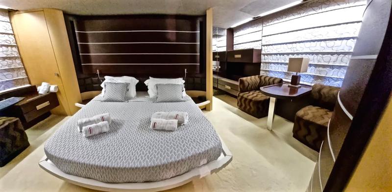 Book yachts online - motorboat - Azimut 86 - Super Toy - rent