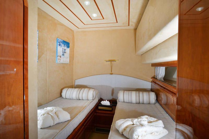 Book yachts online - motorboat - Ferretti 80 - Kentavros II - rent