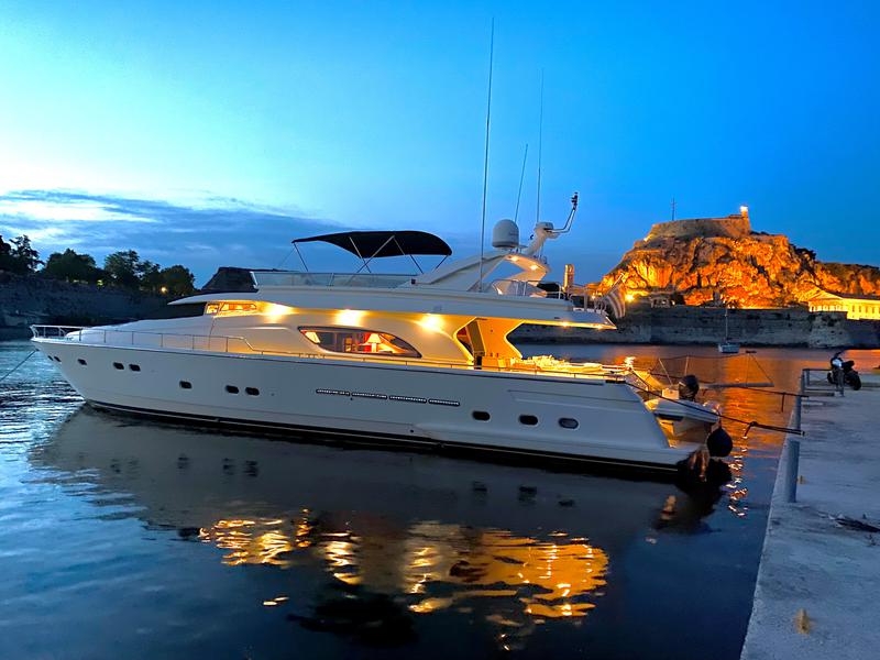 Book yachts online - motorboat - Ferretti 80 - Kentavros II - rent