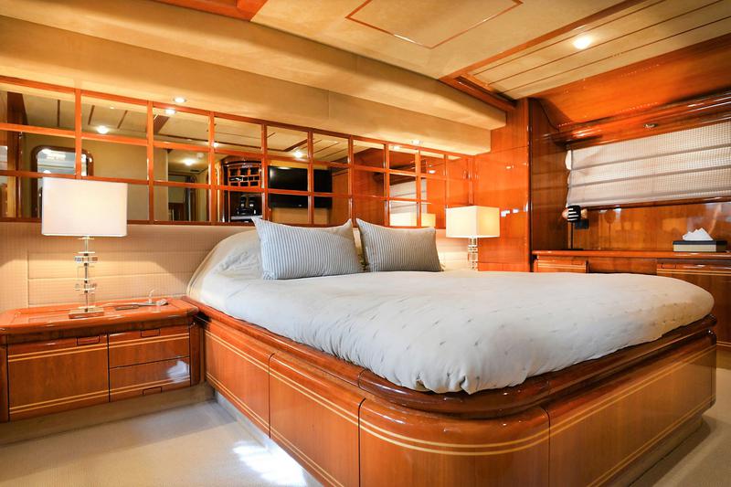 Book yachts online - motorboat - Ferretti 80 - Kentavros II - rent