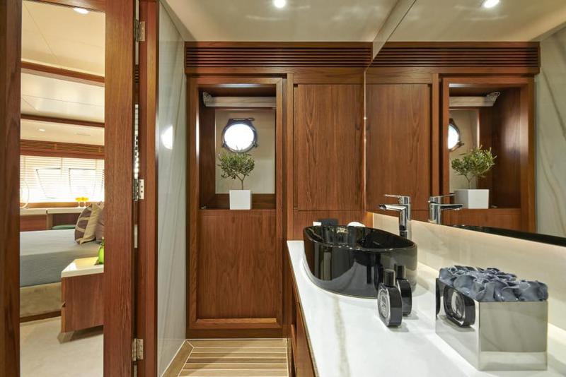Book yachts online - motorboat - Azimut 85F - La Fenice - rent