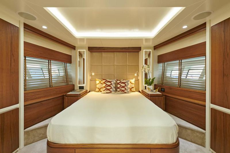 Book yachts online - motorboat - Azimut 85F - La Fenice - rent