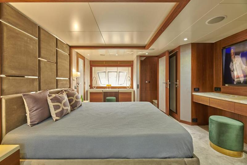 Book yachts online - motorboat - Azimut 85F - La Fenice - rent