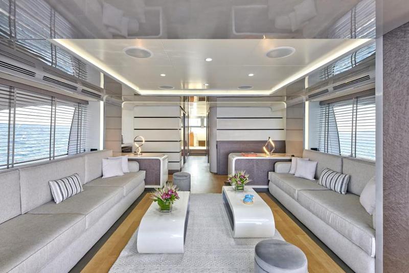 Book yachts online - motorboat - Azimut 85F - La Fenice - rent