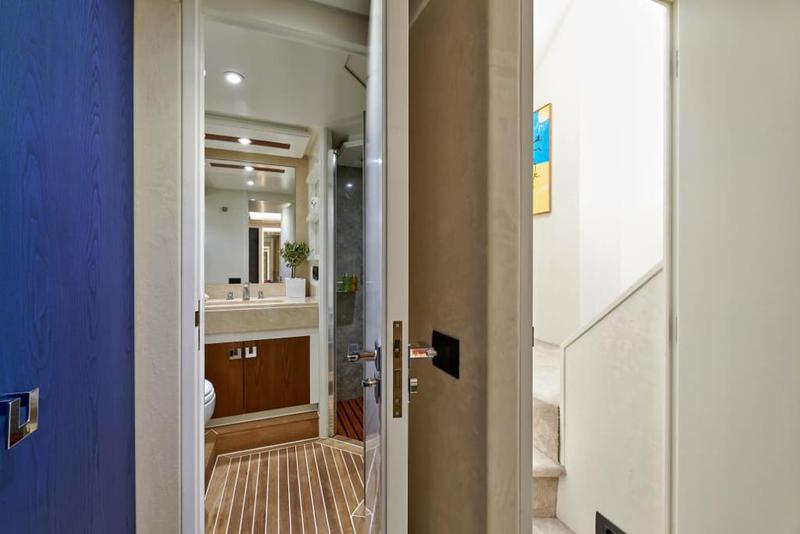 Book yachts online - motorboat - Azimut 85F - La Fenice - rent