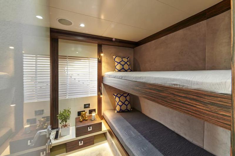 Book yachts online - motorboat - Azimut 85F - La Fenice - rent
