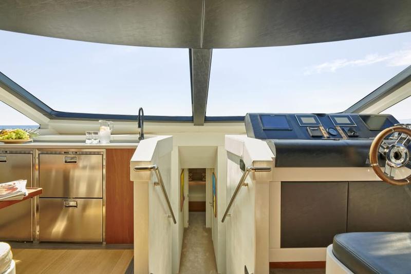Book yachts online - motorboat - Azimut 85F - La Fenice - rent