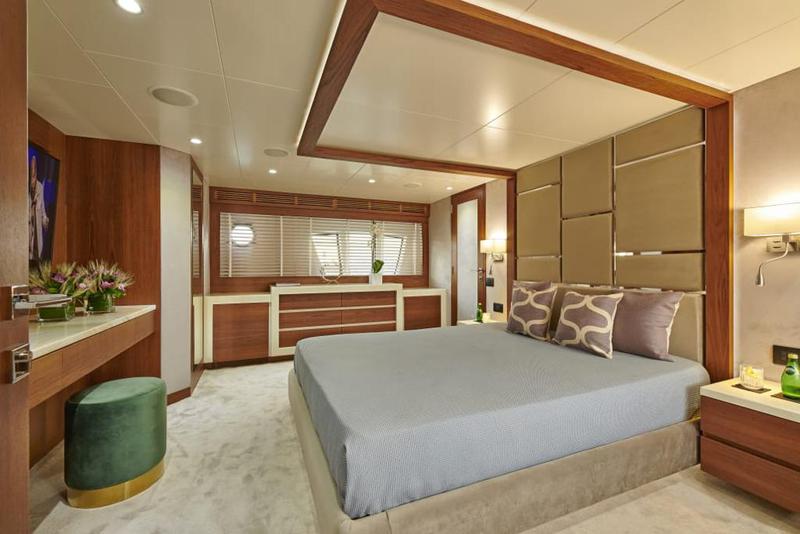 Book yachts online - motorboat - Azimut 85F - La Fenice - rent