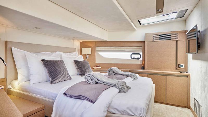 Book yachts online - motorboat - Prestige 630S - Simull - rent