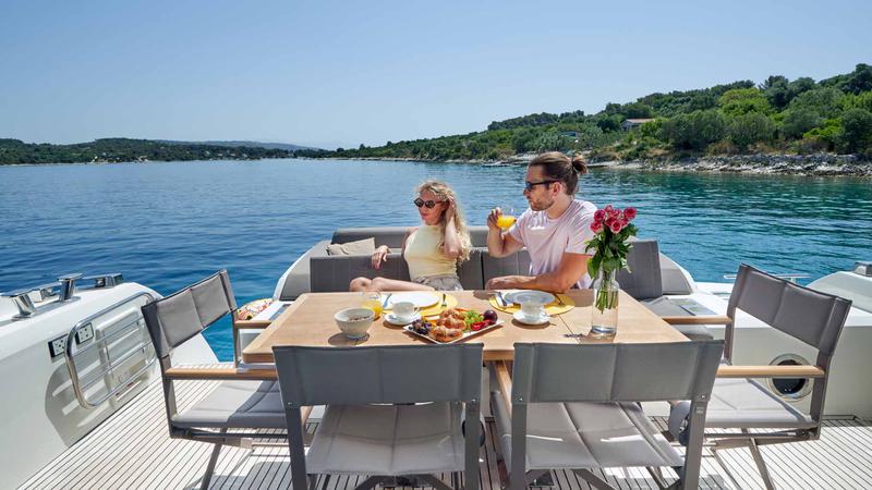 Book yachts online - motorboat - Prestige 630S - Simull - rent