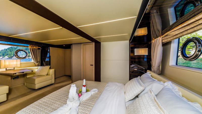Book yachts online - motorboat - Azimut 66 Fly - My Karat II - rent
