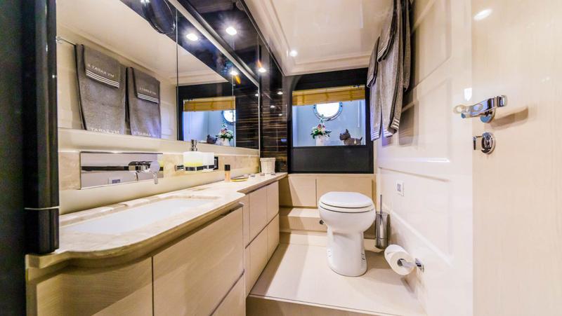 Book yachts online - motorboat - Azimut 66 Fly - My Karat II - rent