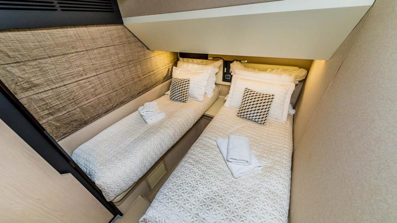 Book yachts online - motorboat - Azimut 66 Fly - My Karat II - rent