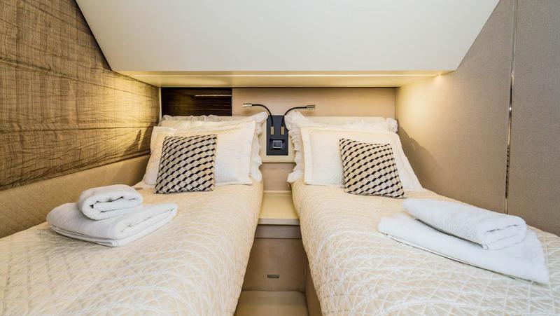 Book yachts online - motorboat - Azimut 66 Fly - My Karat II - rent
