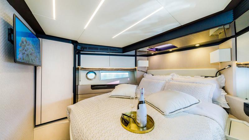 Book yachts online - motorboat - Azimut 66 Fly - My Karat II - rent