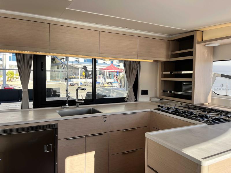Book yachts online - catamaran - LAGOON 46 3 CAB - White Pepper - rent