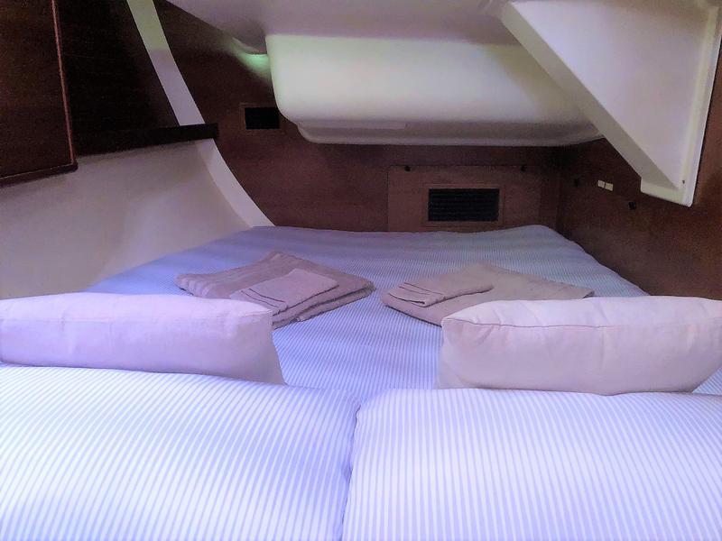 Book yachts online - sailboat - Dufour 525 Grand Large - Nómada - rent