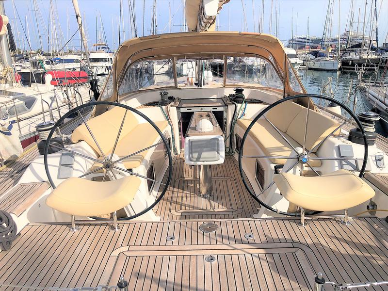 Book yachts online - sailboat - Dufour 525 Grand Large - Nómada - rent