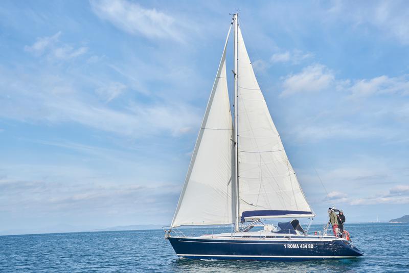 Book yachts online - sailboat - Grand Soleil 43 - Blue Bite - rent