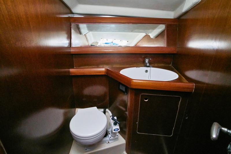 Book yachts online - sailboat - Grand Soleil 43 - Blue Bite - rent