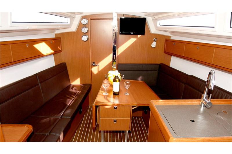 Book yachts online - False - Bavaria Cruiser 33 (2Cab) - Chili - rent