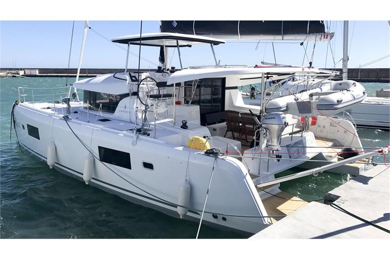 Book yachts online - False - Lagoon 42 (3Cab) - Titus - rent