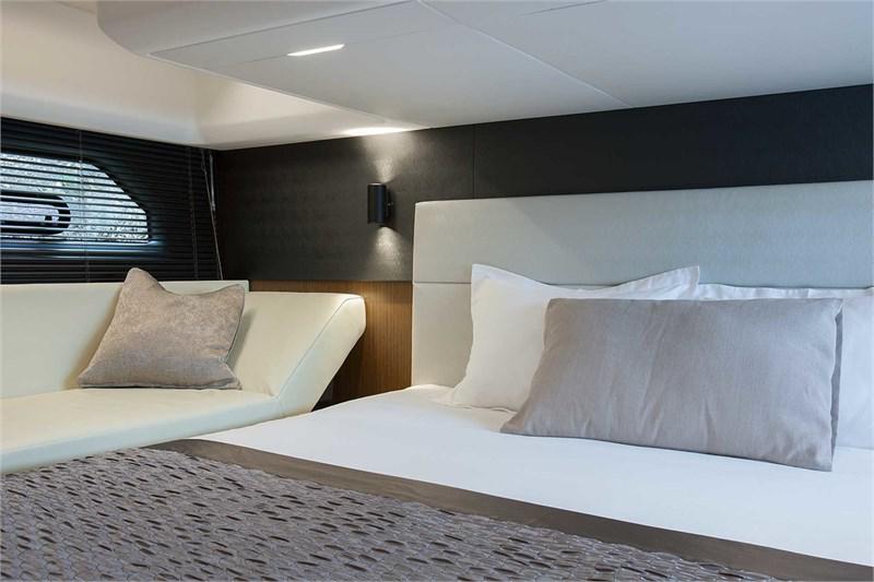 Book yachts online - False - Bavaria R40 Fly - Azaadi - rent
