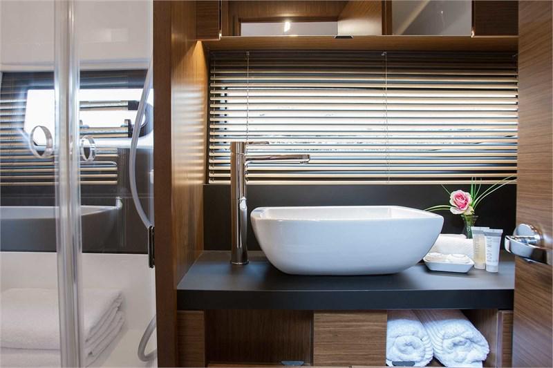 Book yachts online - False - Bavaria R40 Fly - Azaadi - rent