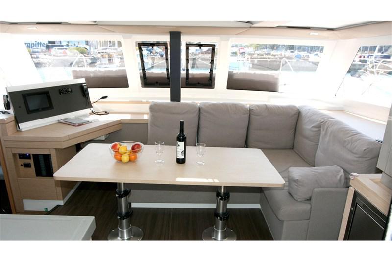 Book yachts online - False - Lucia 40 (4Cab) - Luna Rossa II - rent
