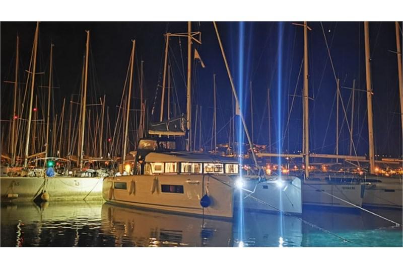 Book yachts online - False - Lagoon 40 (4+2Cab) - Vaiana - rent