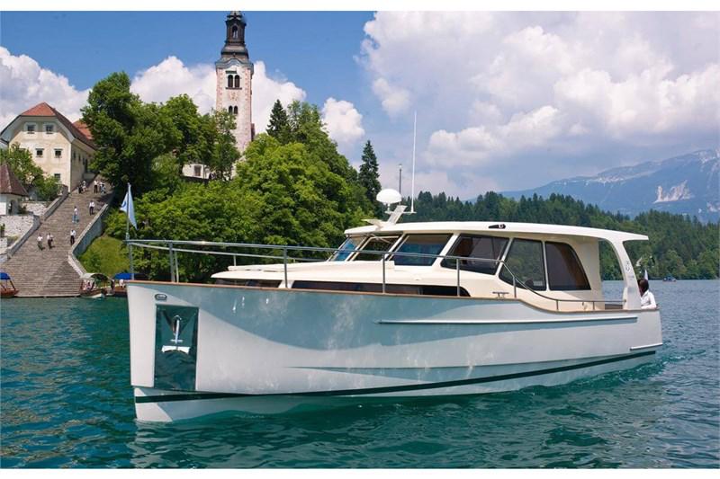 Book yachts online - False - Greenline 33 - Fields of Gold - rent