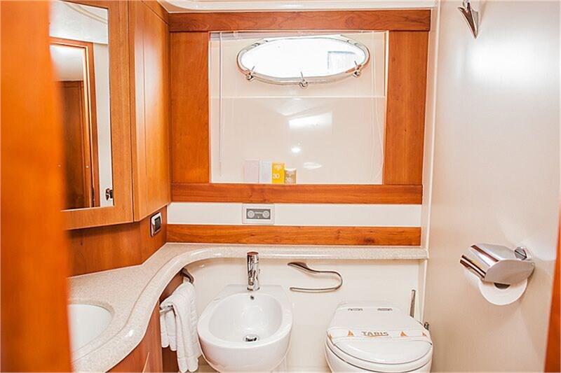 Book yachts online - False - Cranchi M 44 HT - Medusa - rent