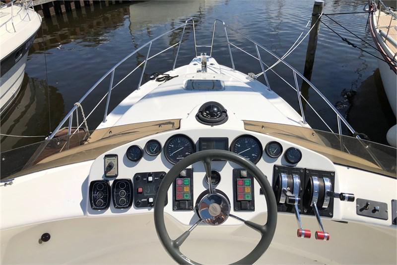 Book yachts online - False - Sealine 320 Flybridge - Saline - rent
