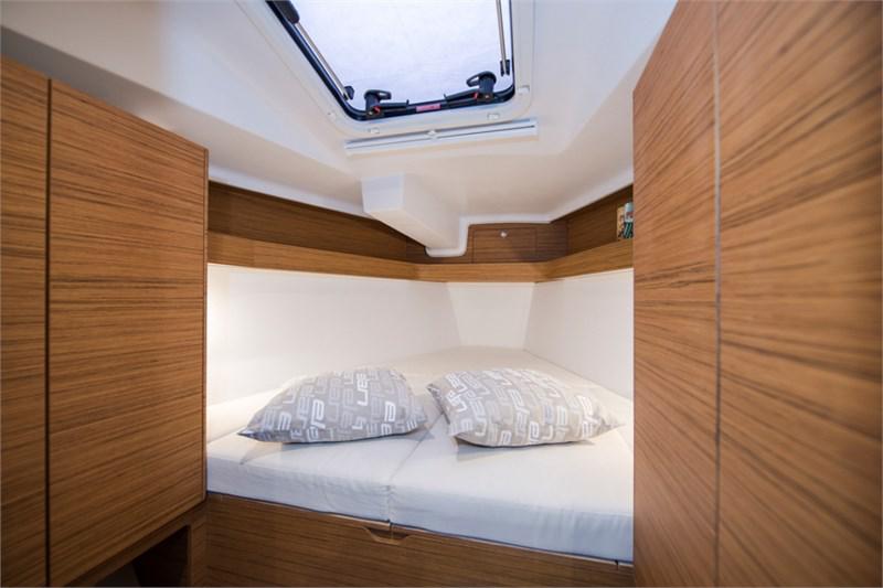 Book yachts online - False - Elan E4 - Twitter - rent