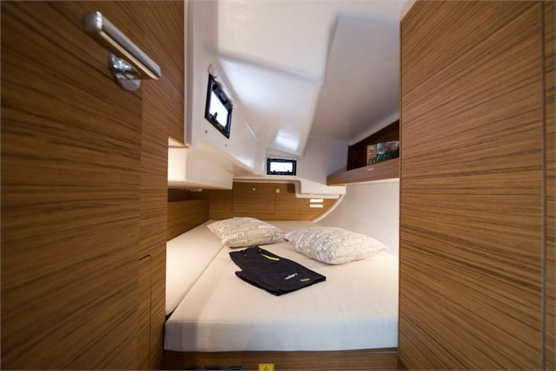 Book yachts online - False - Elan E4 - Twitter - rent