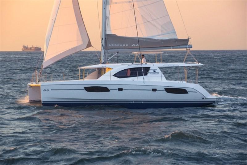 Book yachts online - False - Leopard 44 (4Cab) - La Luna (Angra do Reis) - rent