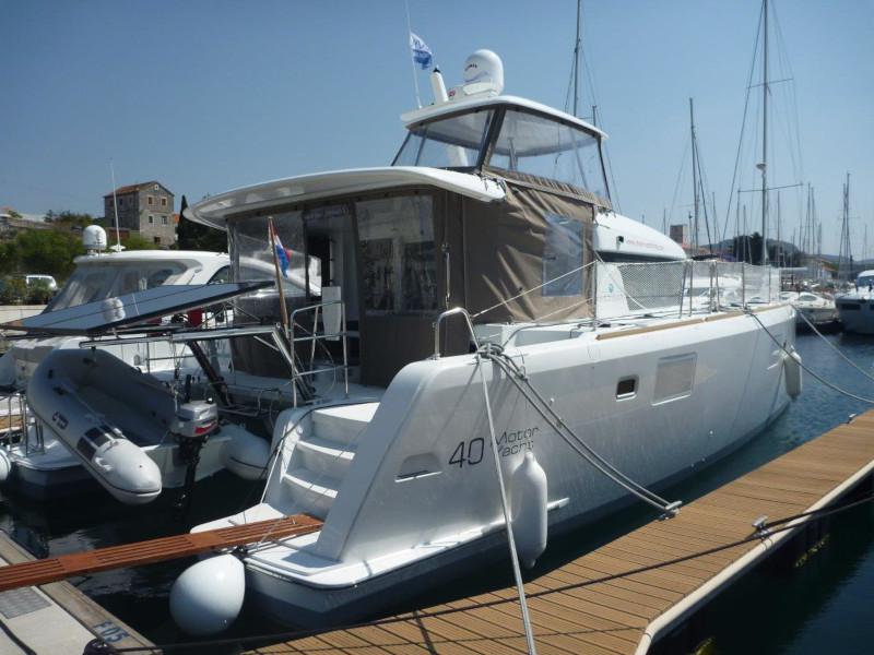 Book yachts online - catamaran - Lagoon 40 (3+2 cab.) - Family - rent