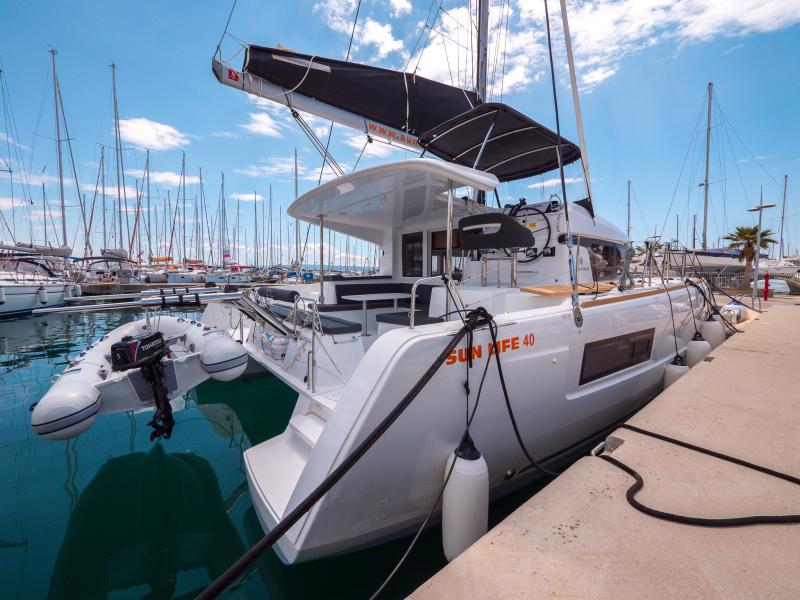 Book yachts online - catamaran - Lagoon 40 - BLUE EYES  - rent