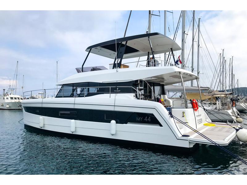 Book yachts online - powercatamaran - Fountaine Pajot MY 44 - Fusion - rent