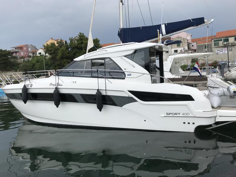 Book yachts online - motorboat - Bavaria 400 Coupe - CARPE DIEM - rent