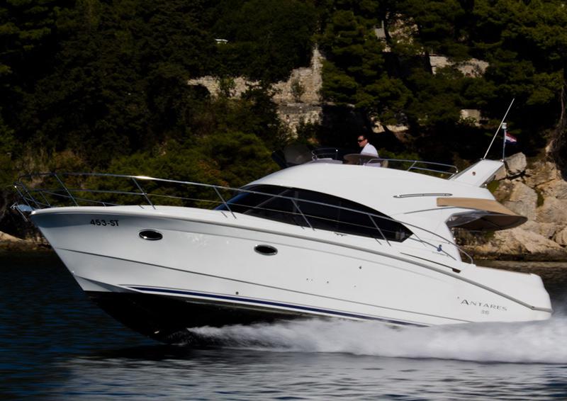 Book yachts online - motorboat - Antares 36 (2011) - GALEB - rent