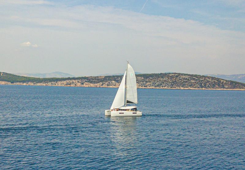 Book yachts online - catamaran - Lagoon 40 - LIQUID SPIRIT - rent