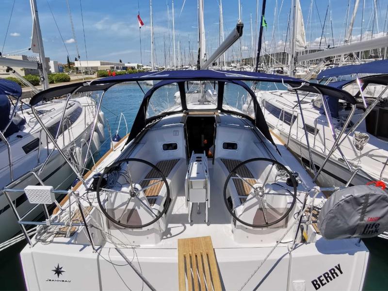 Book yachts online - sailboat - Sun Odyssey 349 - Berry - rent