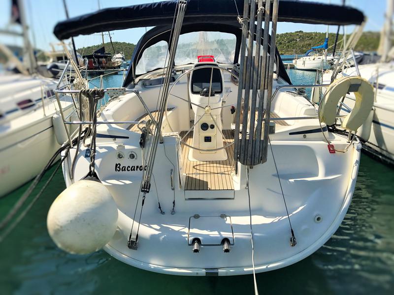 Book yachts online - sailboat - Bavaria 37 Cruiser - Bacaroo - rent