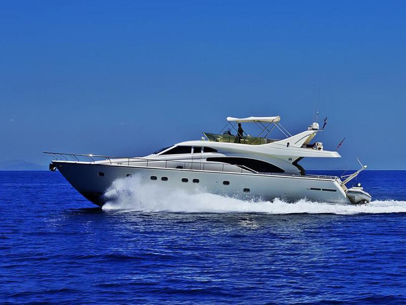 Book yachts online - motorboat - Ferretti 680 - Sadaqa - rent