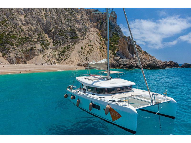 Book yachts online - catamaran - Lagoon 42 - Catalina | A/C generator watermaker - rent