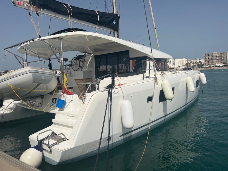 Book yachts online - catamaran - Lagoon 42 - Mares - rent